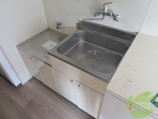 キッチン　シンプルなキッチンです。一人暮らしにはちょうどいいサイズ。