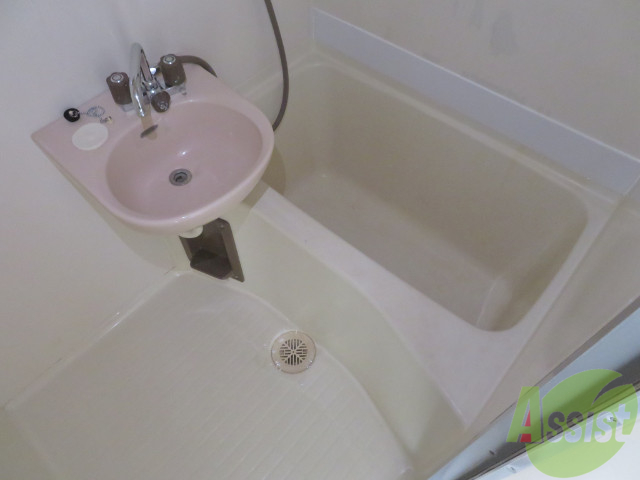 バス・シャワールーム　バスルームは狭すぎず、シャワーも浴びやすそうです。