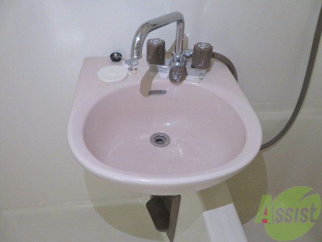 洗面設備　洗面台です。シンプルなつくりなので、お手入れしやすそうです。