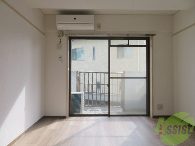 居室・リビング　１０帖の洋室です。広々として、きれいですね。