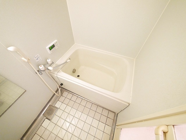 バス・シャワールーム　コンパクトで使いやすいお風呂です