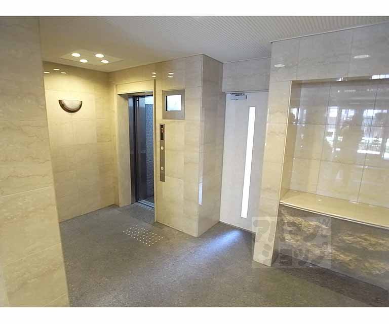 ロビー　モニター付きエレベーター