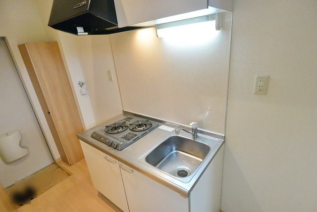 キッチン　★2口ガスのシステムキッチンで料理も楽しめます★