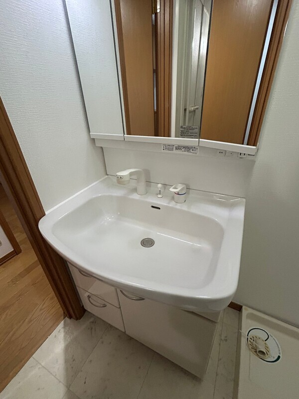 洗面設備　内装は別部屋の参考写真です。