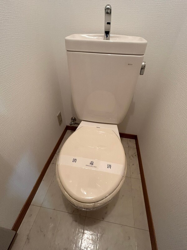 トイレ　内装は別部屋の参考写真です。