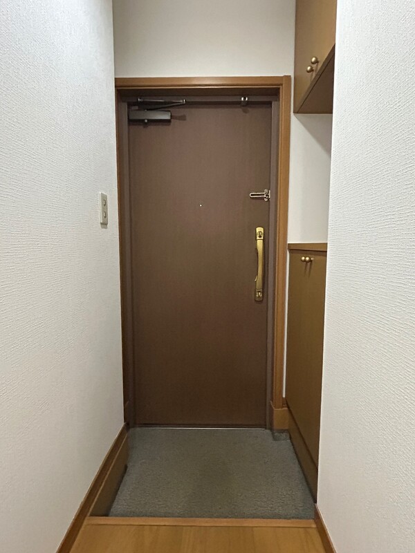 玄関　内装は別部屋の参考写真です。