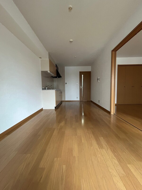 居室・リビング　内装は別部屋の参考写真です。