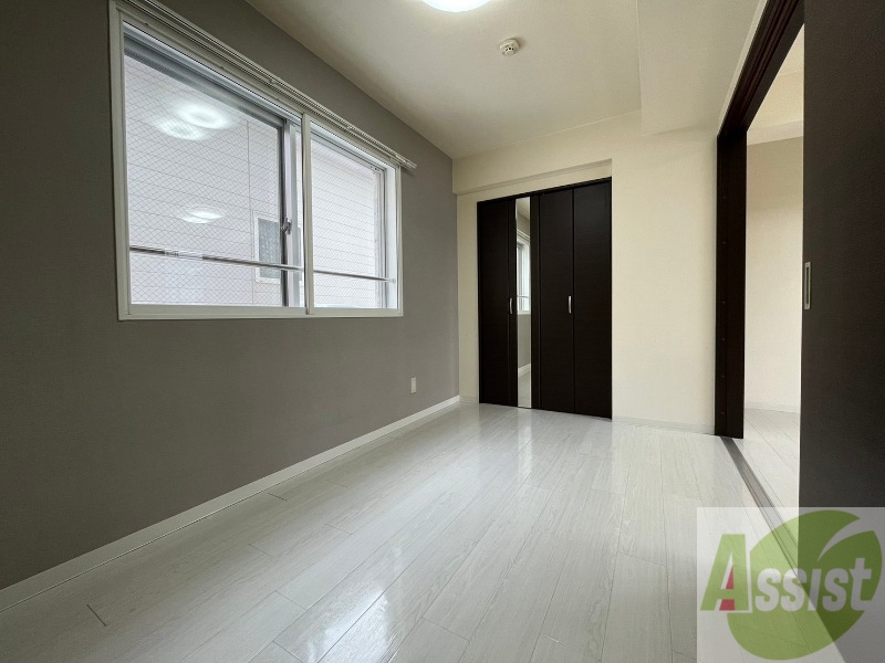 その他部屋・スペース　戸を閉めるとリビングと区切られた寝室にすることができますよ。