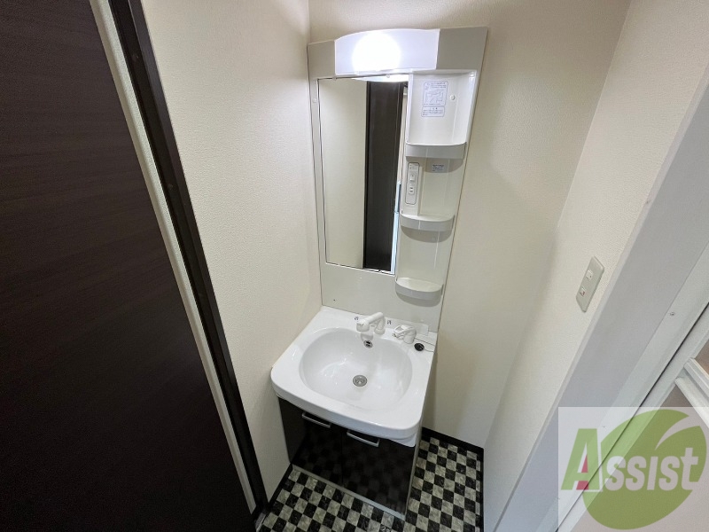 洗面設備　独立洗面台です。大きくてよいですね。シャンプーもできます。