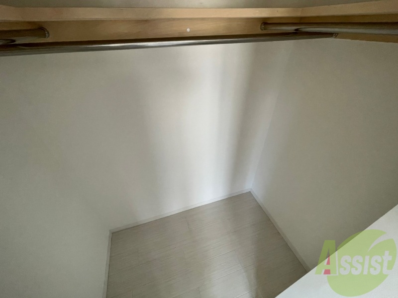 収納　クローゼットを開けてみました。奥行きがありますね。