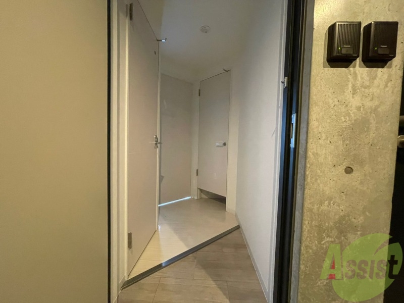 玄関　玄関の様子です。広い洋室にすぐ繋がっています。