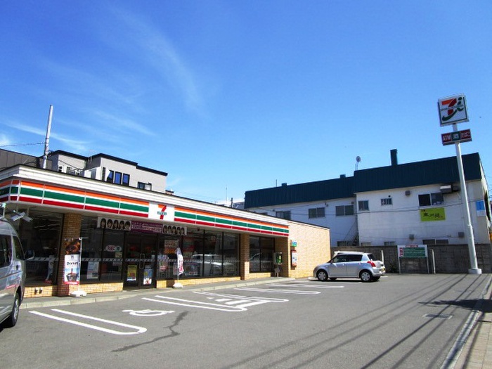 コンビニ　セブンイレブン（コンビニ）まで330m