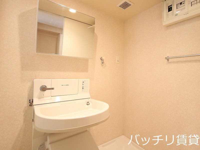 洗面設備　別号室タイプの為現況を優先致します。