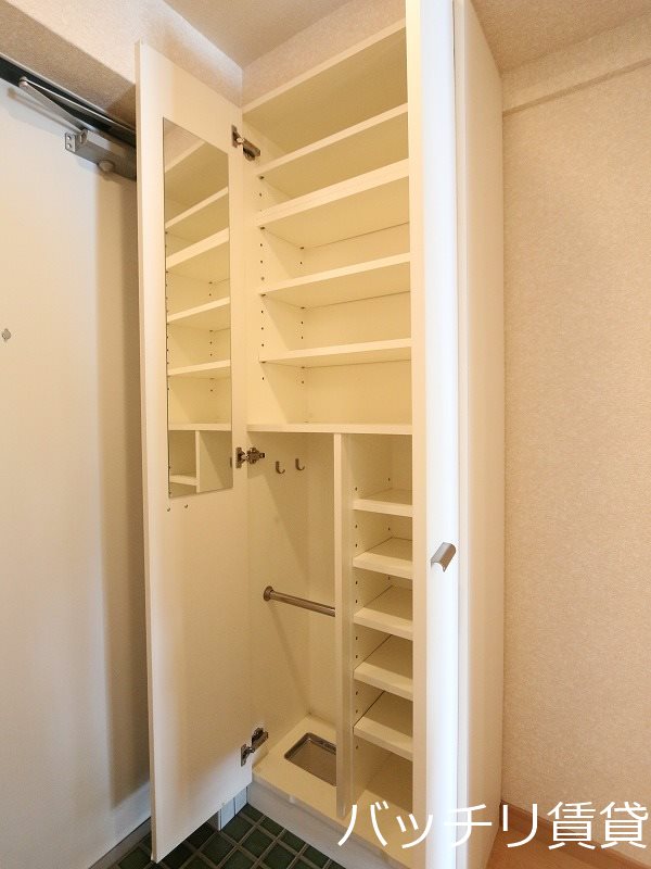 玄関　別号室タイプの為現況を優先致します。