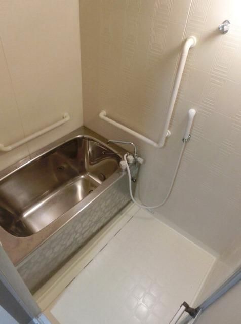 バス・シャワールーム　広めにスペースをとったバスルーム