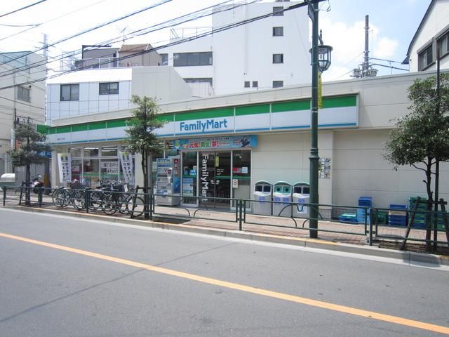 コンビニ　ファミリーマート（コンビニ）まで900m