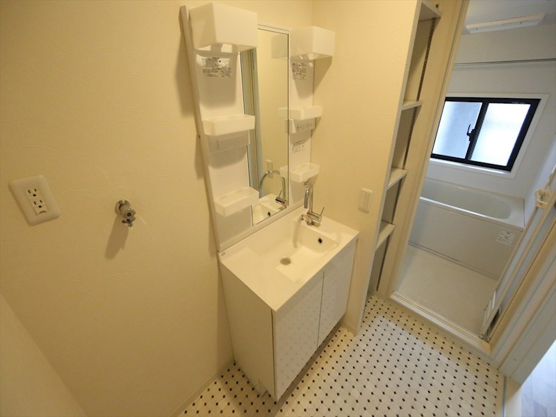 洗面設備　脱衣所　独立洗面台（シャンプードレッサー付）収納スペース有