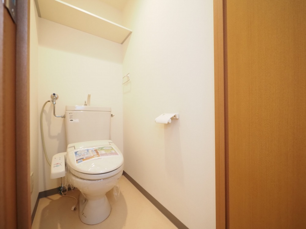 トイレ　落ち着いた色調のトイレです