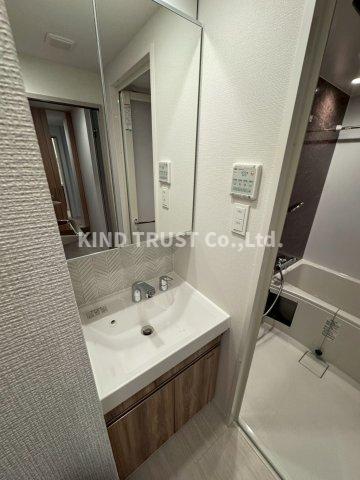 洗面設備　明るい洗面所です