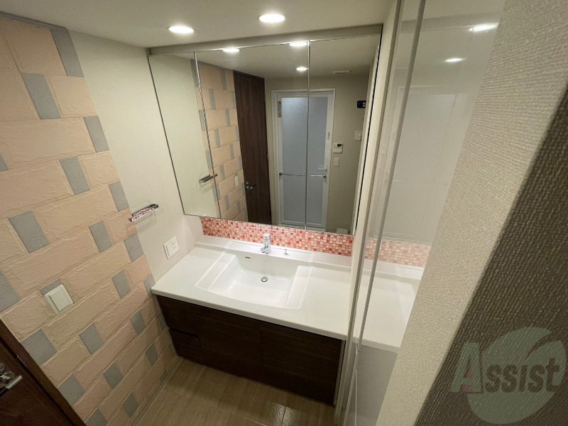 洗面設備　大きくて使いやすそうな独立洗面台になっています。