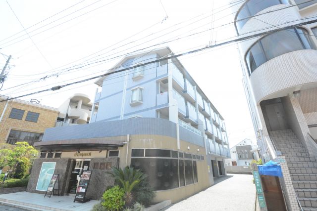 建物外観　オートロックで外部の人間が簡単に出入りできないため安心です。