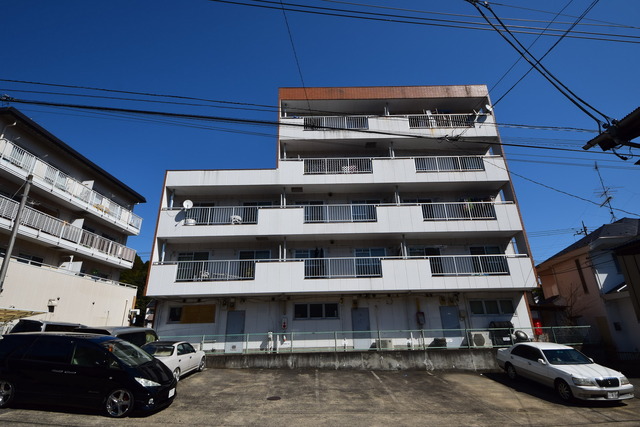 建物外観　★程よい緑に囲まれた、居心地のよい物件です★