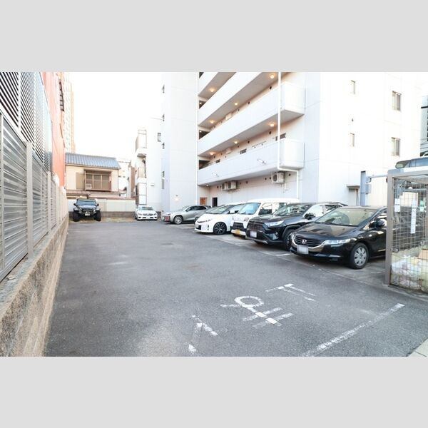 駐車場　調理台も広く、使い勝手が良いですよ。