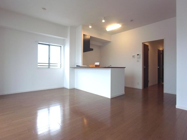 その他部屋・スペース　おしゃれなカウンターキッチンのあるリビング