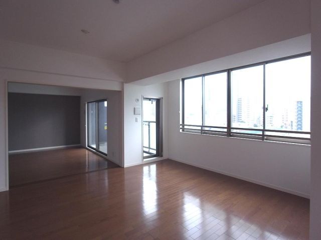 居室・リビング　窓が広いので、開放感があります。