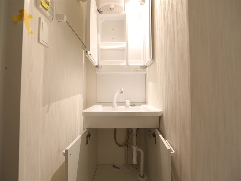 洗面設備　脱衣所　独立洗面台（シャンプードレッサー付）収納スペース有