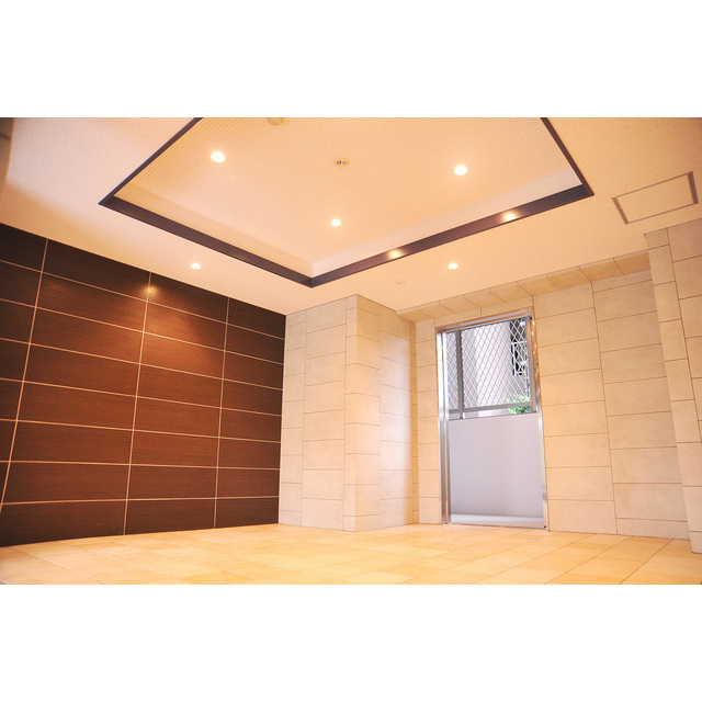 エントランス　開放感のあるロビー