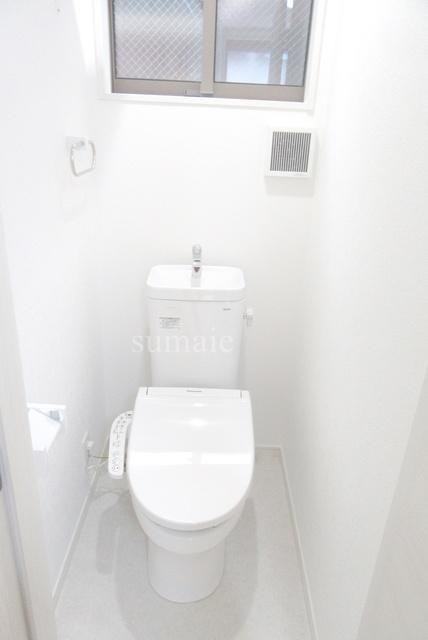 トイレ　温水洗浄便座完備です♪