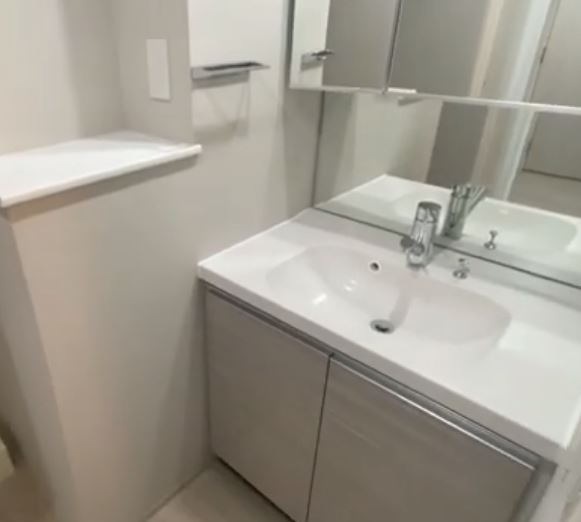 洗面設備　明るい洗面所です