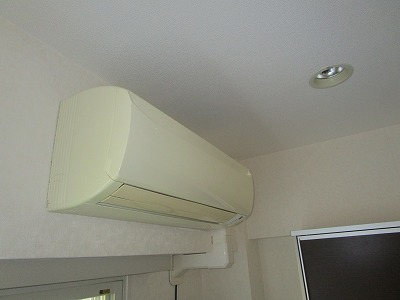 居室・リビング　リビングにエアコンつき