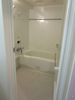 バス・シャワールーム　白を基調とした爽やかな浴室