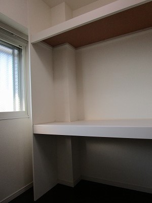 収納　棚つきのウォークインクローゼット