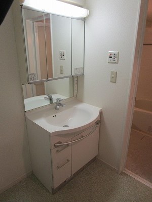 洗面設備　鏡が多い使い安い洗面所