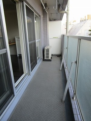 バルコニー　広々としたバルコニー