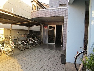 エントランス　屋根付自転車置場