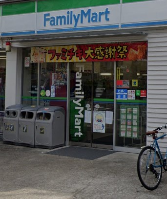 コンビニ　ファミリーマート 上馬交差点前店（コンビニ）まで110m