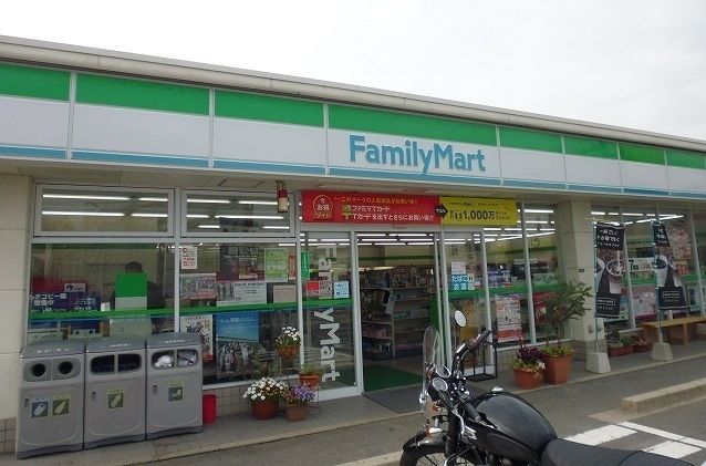 コンビニ　ファミリーマート（コンビニ）まで2000m