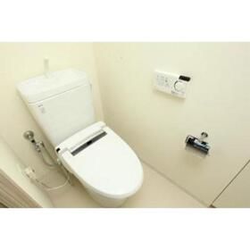 トイレ　落ち着いた色調のトイレです