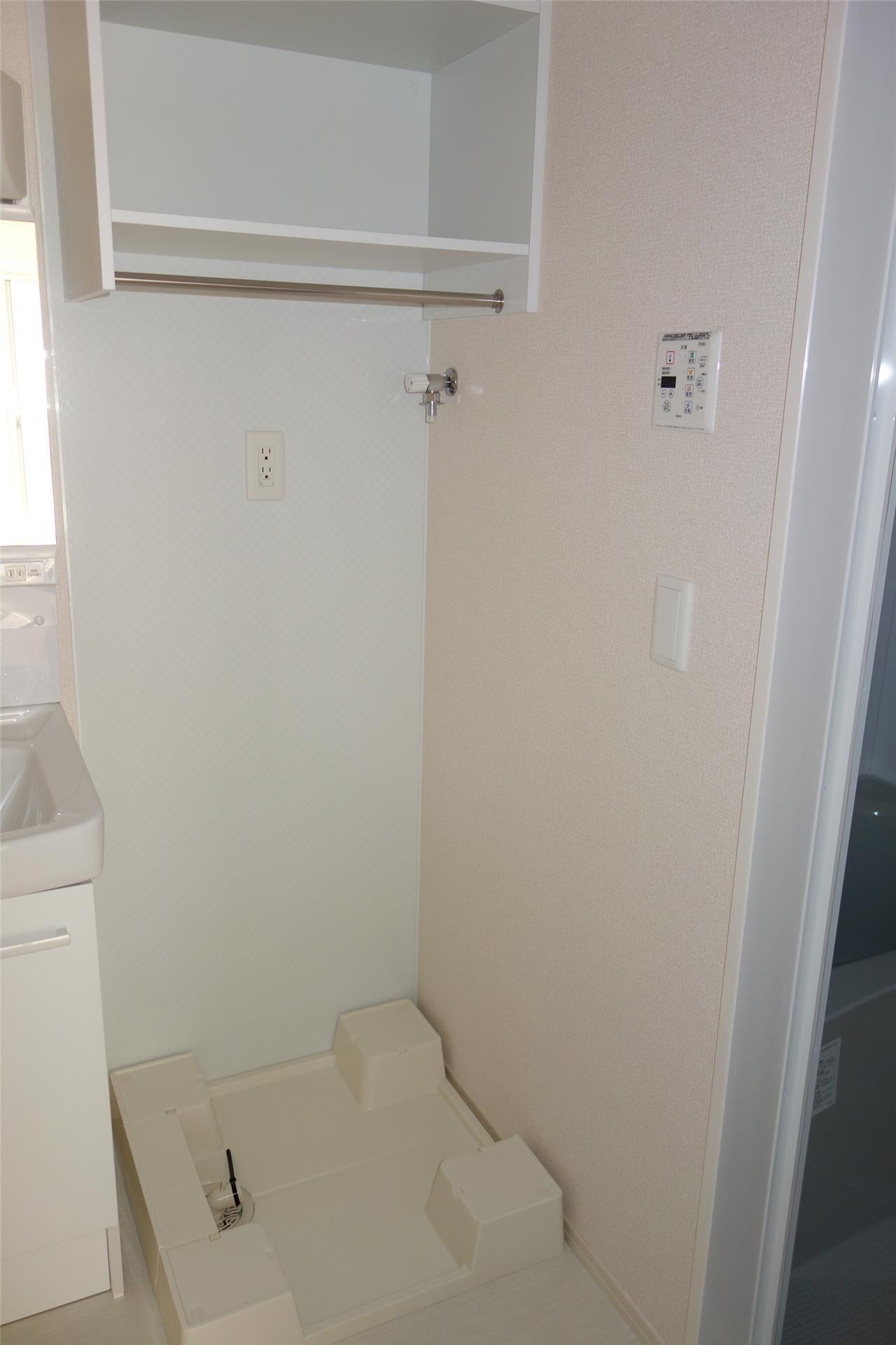 その他設備　上部には収納棚のついた室内洗濯機置き場♪