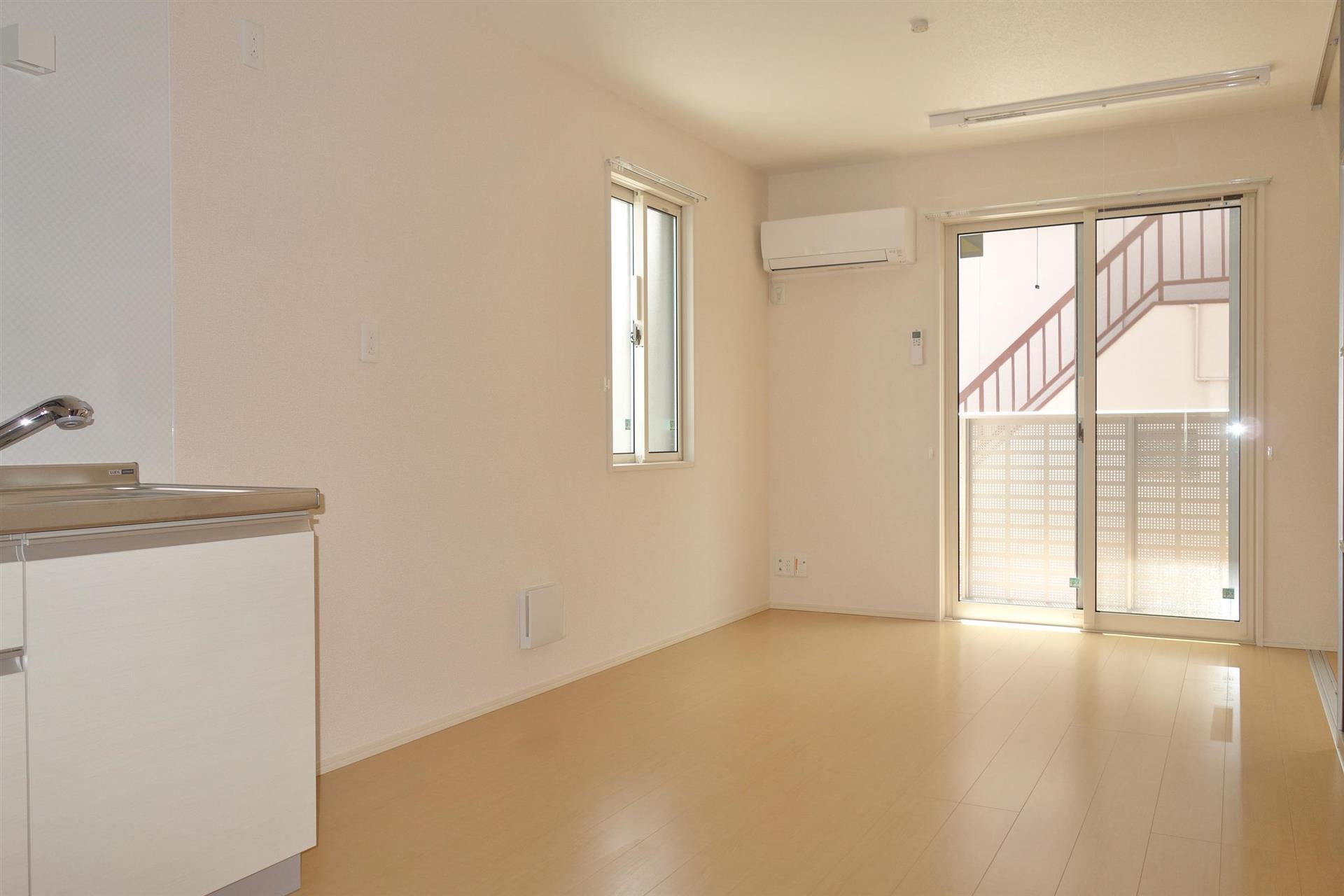 居室・リビング　二面に窓があり風通しの良いリビング♪嬉しいエアコン付き♪