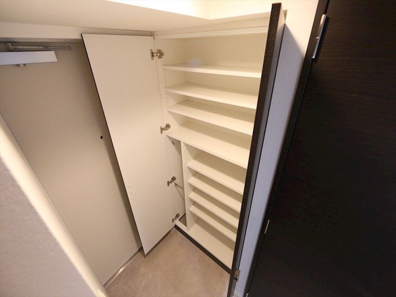 玄関　玄関　シューズボックス付（収納充実してます）