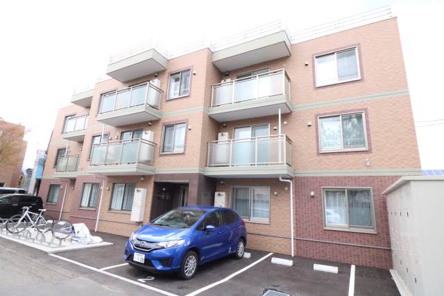 建物外観　３階建ての鉄筋造♪