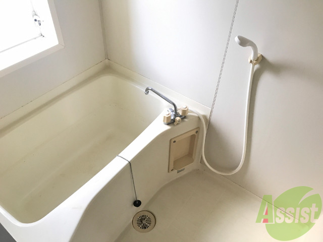 バス・シャワールーム　とても綺麗なお風呂です。窓から陽もよく入ってきます。