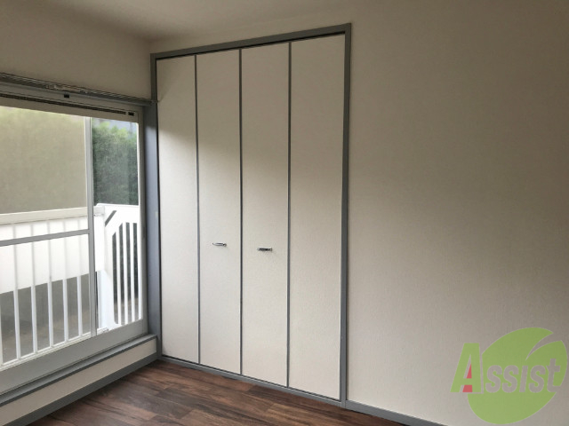 収納　壁と同じお色の収納がオシャレです。かさばる心配もなしですね。