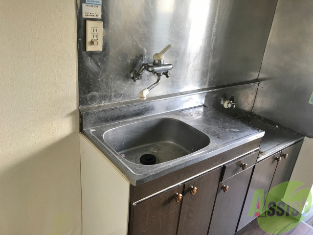 洗面設備　こちらのキッチンを洗面台にいかがでしょうか。広いですよ。