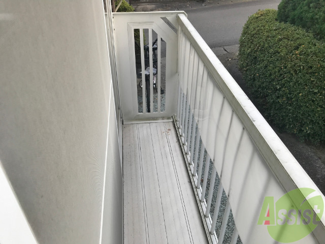 バルコニー　コンパクトなバルコニーです。白が基調になっています。